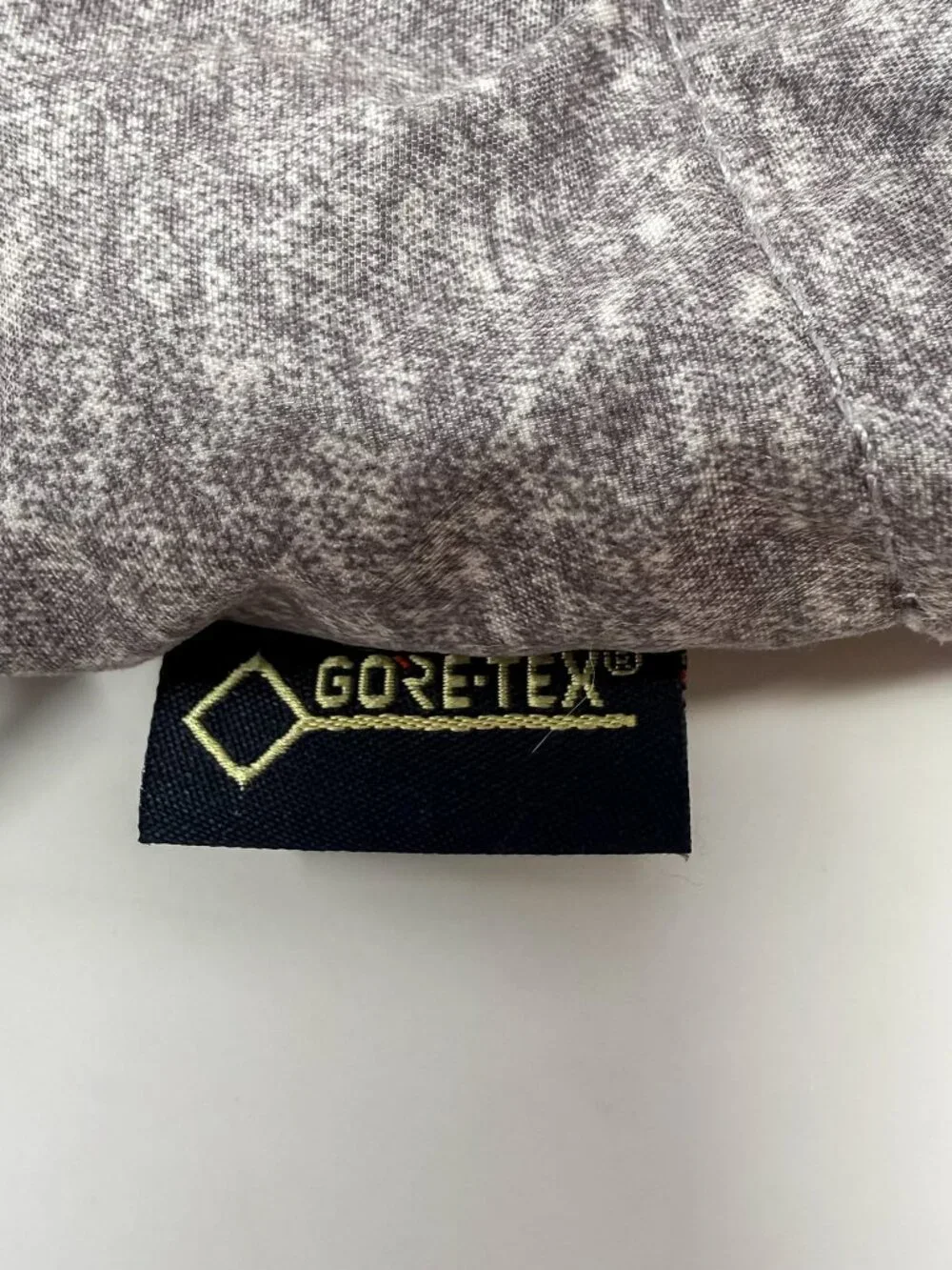 Burton Kid's GORE-TEX Waterproof Gloves Size Small Gray/Black Gauntlet Cuffs
